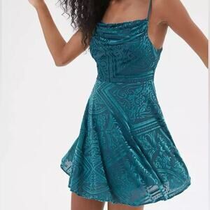 Urban‎ Outfitters Lexi Cowl Neck Velvet Mini Slip Dress Women’s Size Medium NEW